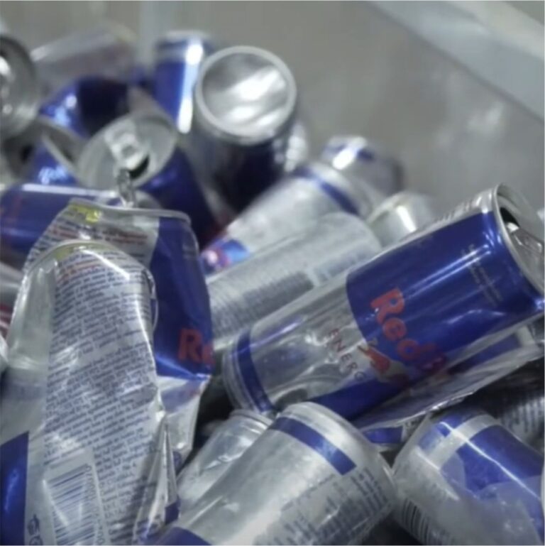 Red Bull / Reciclado de Latas